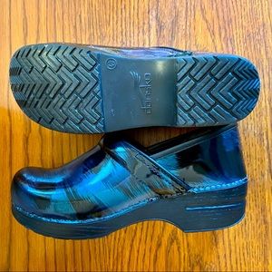 Dansko Size 40 Black & Blue Clog Shoes